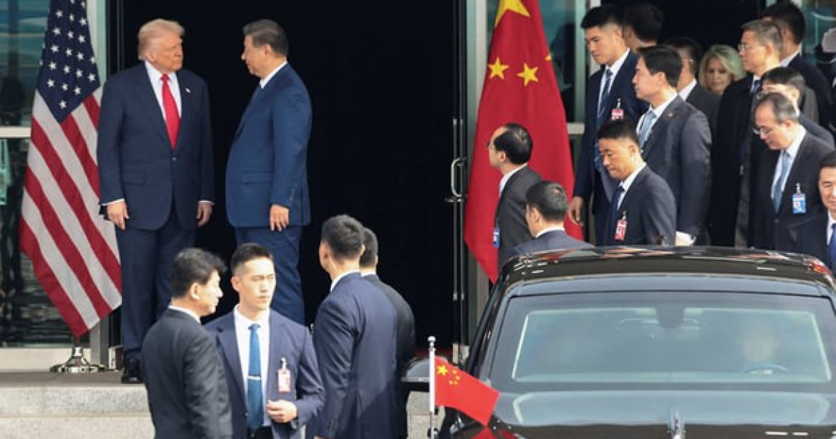 Жабық есік жағдайында өткен кездесуде Си Цзиньпинді «ұлы көшбасшы» деп атады