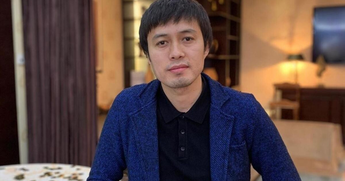 Ұзақ қашықтықтағы порно видеоларды көріп отырған қыздар