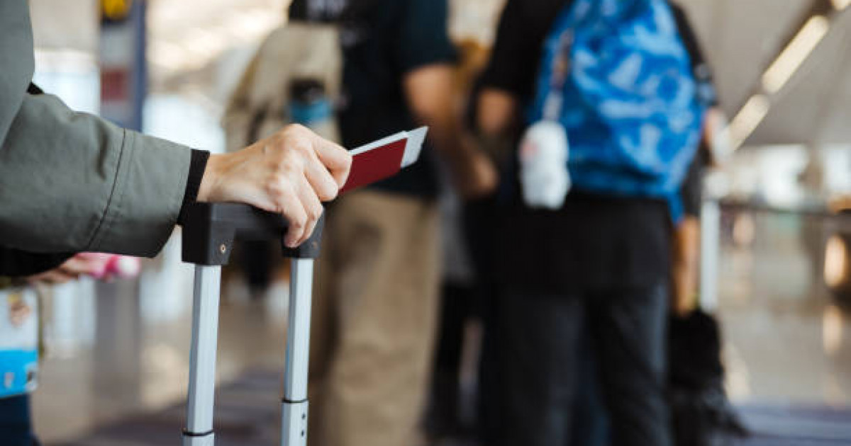 Ақтөбе әуежайында жолаушыларды шығарып салған ер адам үш бап бойынша жауапкершілікке тартылды