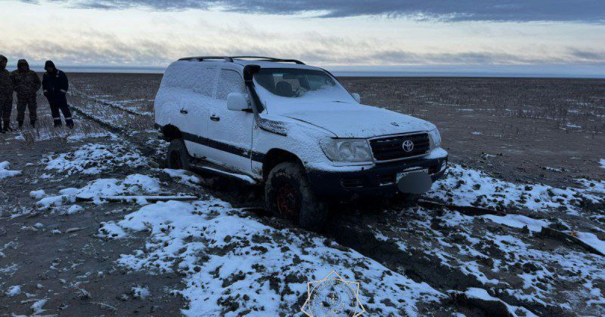 Атырау облысында төрт адам мінген көлік лайға батып қалды