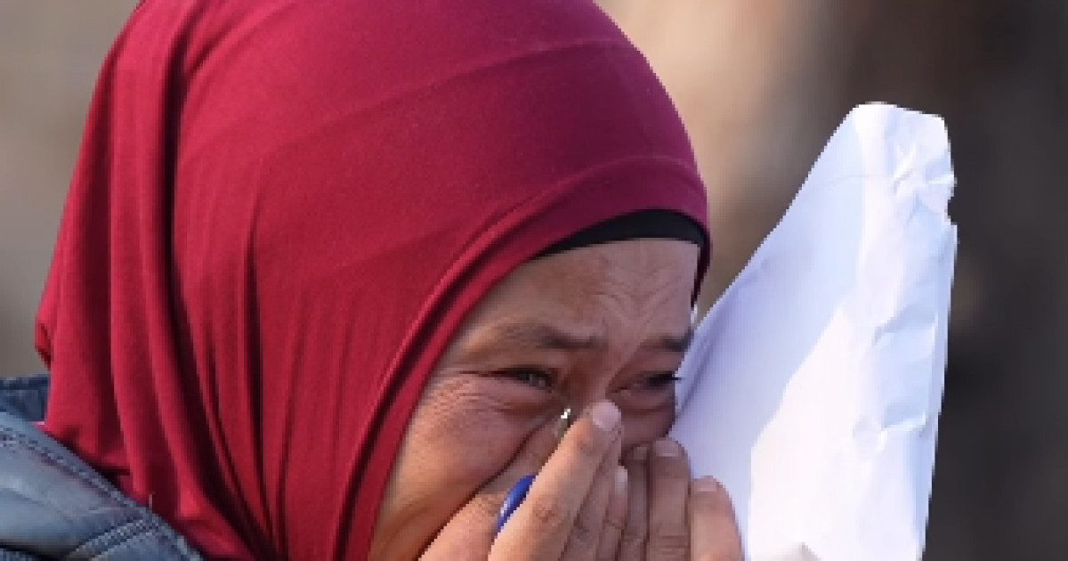 Бетперде киген жігіт бір отбасыға емге қажет қаражат пен үй сыйлады (видео)