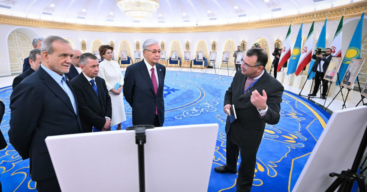 Қазақстан мен Иран президенттері қазақ тарихына қатысты көне қолжазбалар көрмесін тамашалады