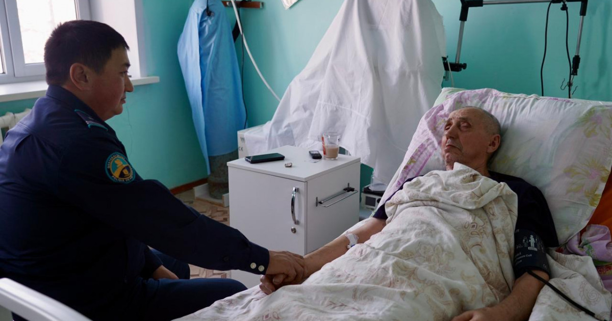 «Мұз құрсауында жеті сағат жатты»: қарапайым ауыл полицейі қарияның өмірін аман алып қалды