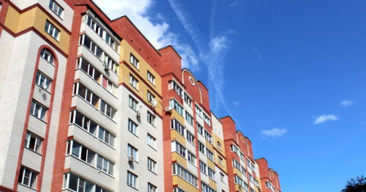 Тұрғын үйлердің біріндегі пәтерді тәулік сайын жалдап тұратын ер адам жергілікті тұрғынды соққыға жықты