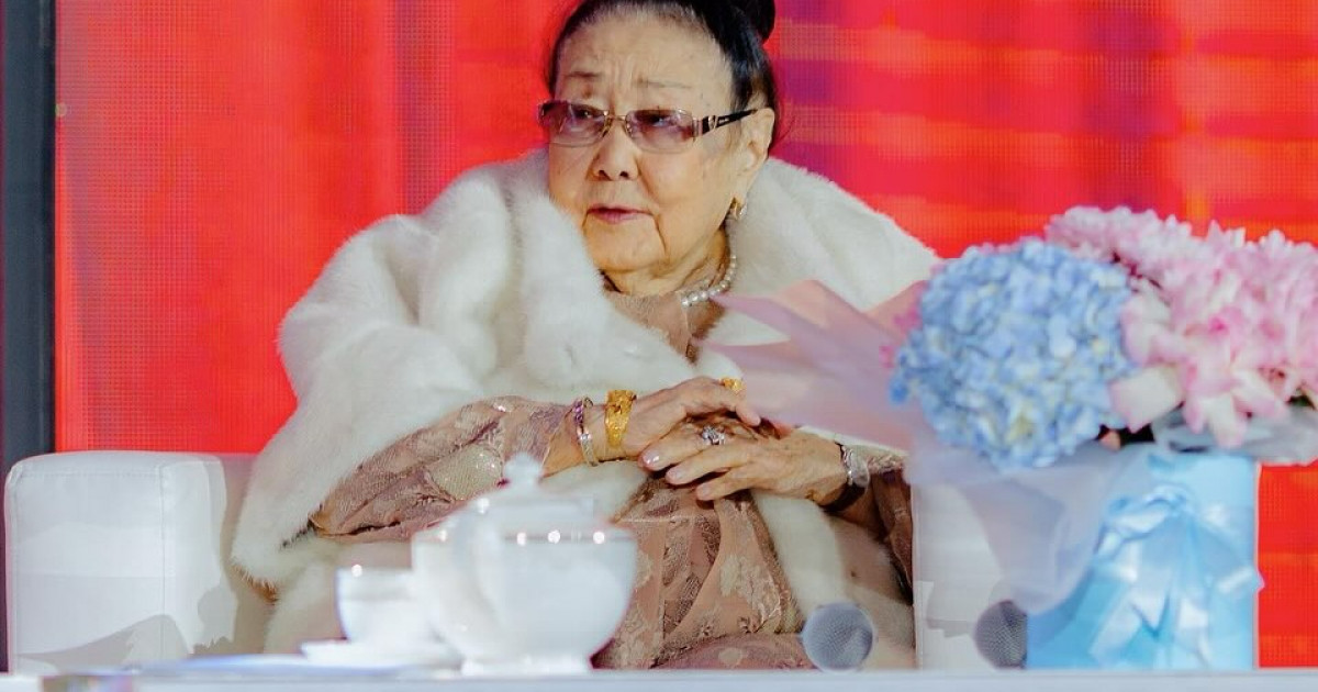 96 жастағы Бибігүл Төлегенова сахнада ән шырқады