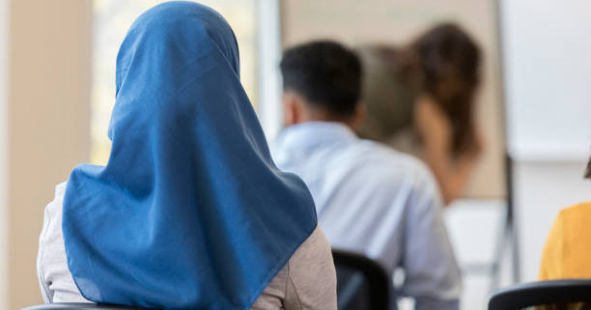 Ақтөбеде хиджабтағы екі қыз iPhone ұрлап, ломбардқа өткізген