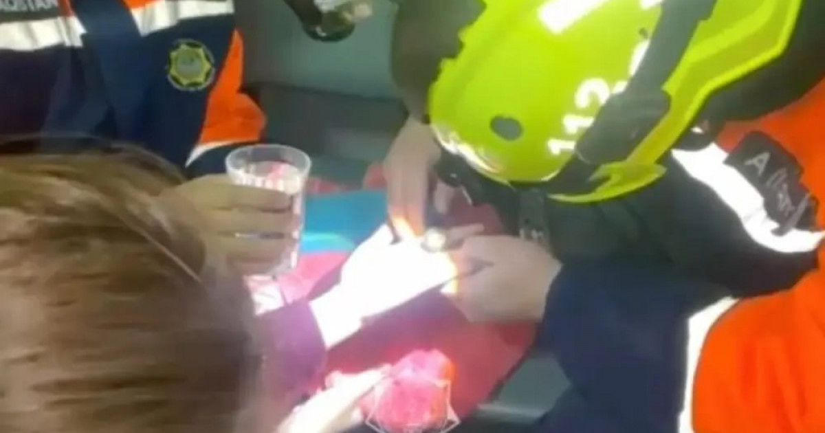 Астанада саусағын сақина қысып қалған қызға құтқарушылар көмек көрсетті