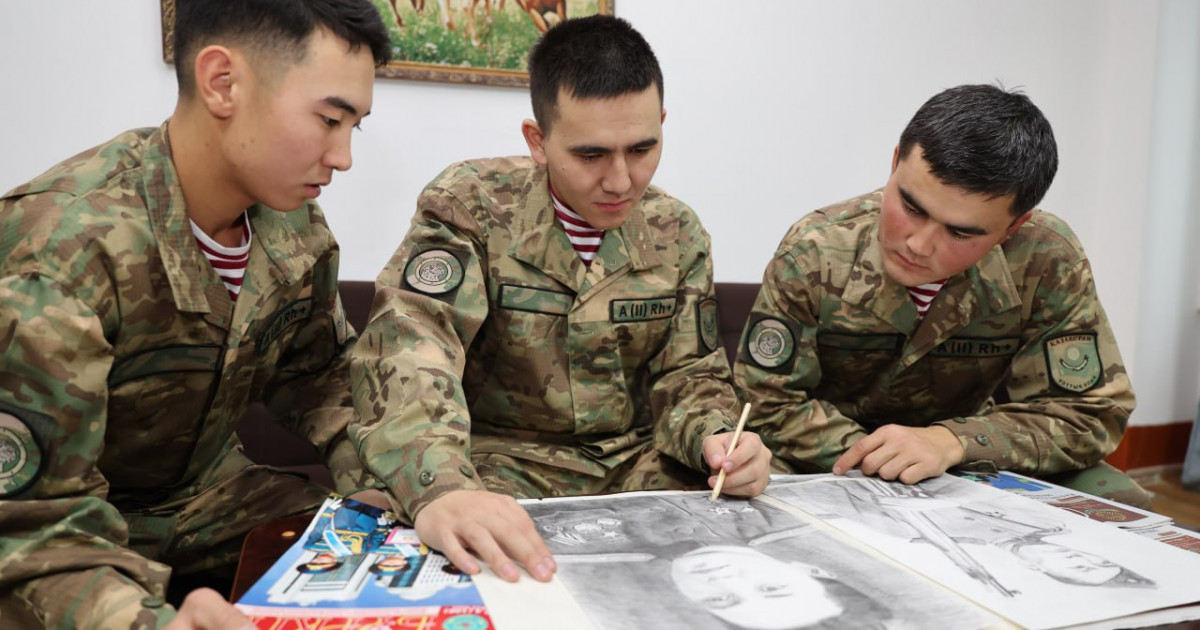 Ерлікке тағзым: сарбаз салған батырлар портреттері Ұлттық ұлан музейіне қойылды