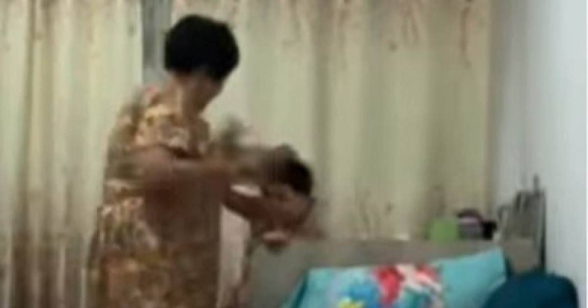 «Ішіп алып ұрған»: Құндыз бен Назгүлді асырап алған әйелдің балаларды азаптаған видеосы тарады