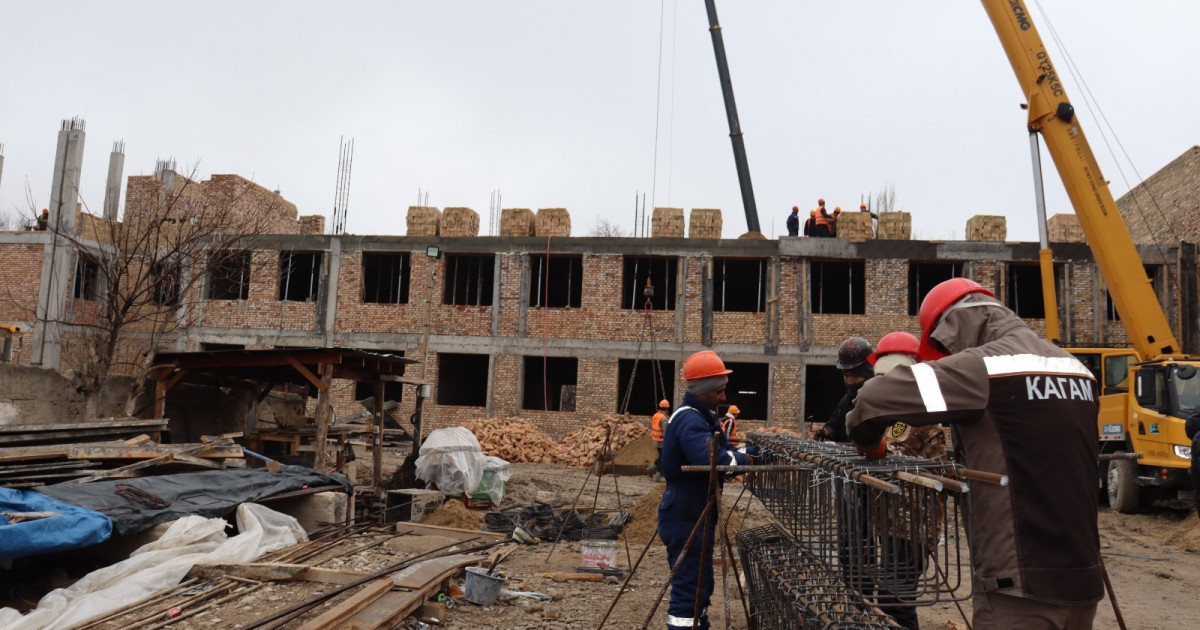 Мәжіліс депутаттары Тараздағы мектептің жаңа ғимаратының құрылысымен танысты