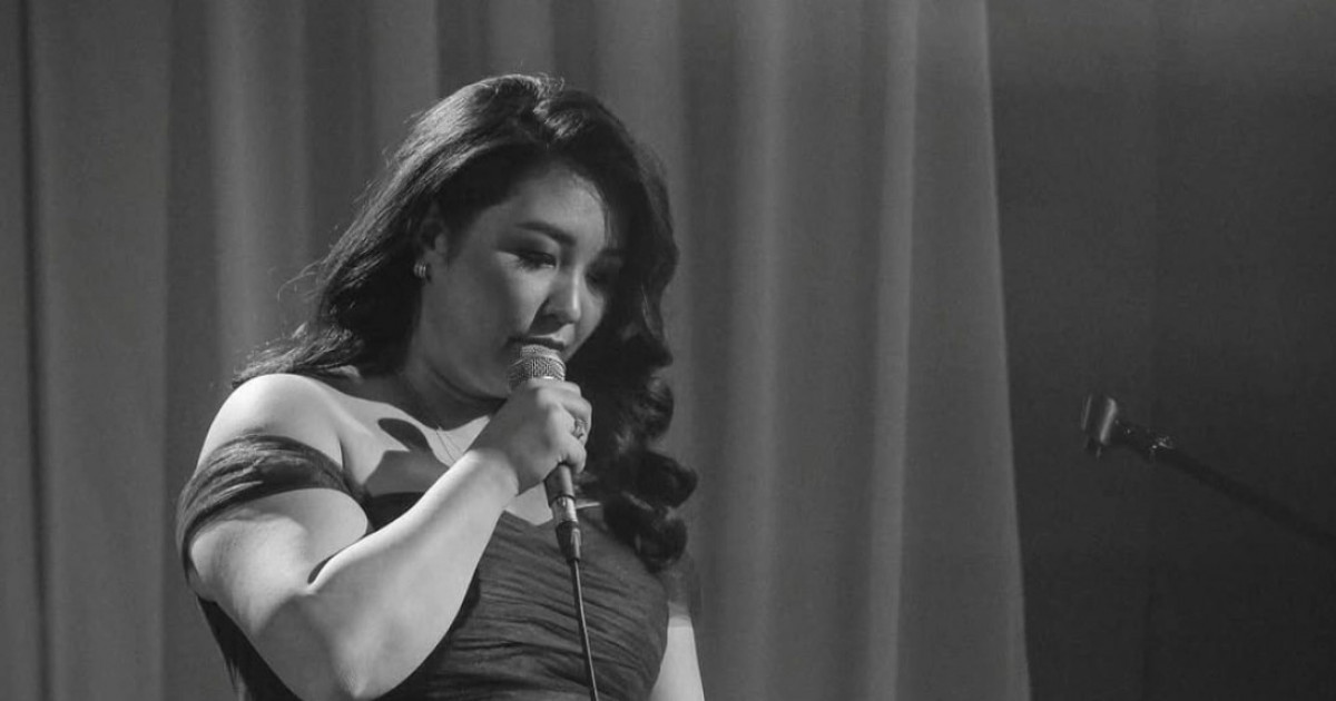 «Мені 5 жасымда ағам зорлады»: белгілі стендапер Анар Бекет балалық шақтағы жарақатын айтты