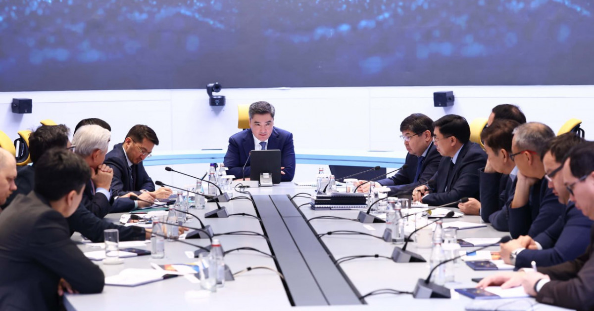 Олжас Бектенов сарапшылармен экономиканы дамыту мәселелерін талқылады