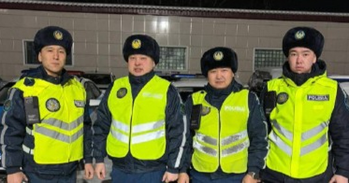 Полицейлер өртеніп жатқан үйге кіріп, адамдарды құтқарып қалды