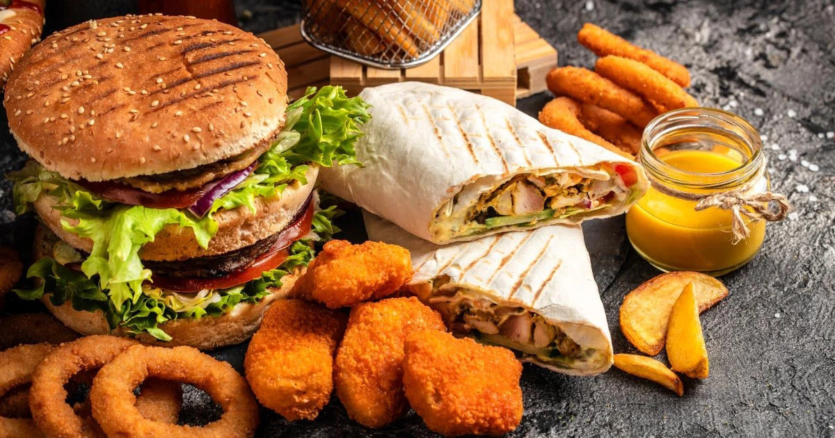 Сэндвич, донер, бургер: қазақстандық оқушылардың 8 пайызы фаст-фудты күн сайын тұтынады