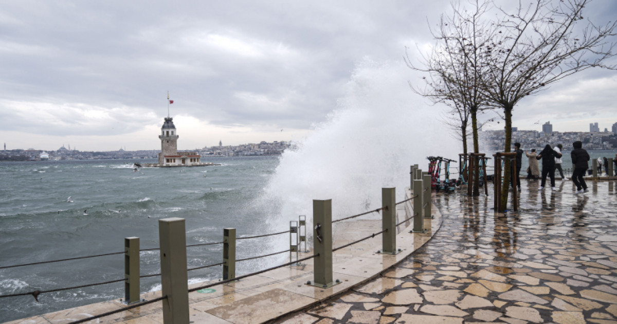 Ыстамбұлда күшті жел соғып, қала өміріне елеулі әсер етті