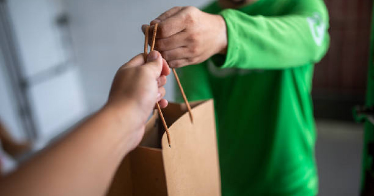 Алматыда қыздың кеудесіне қол жүгірткен курьер қамауға алынды