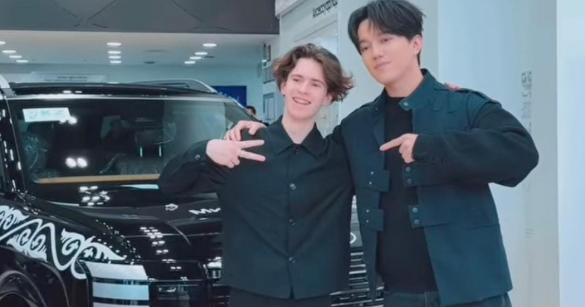 Димаш Құдайберген Олимпиада чемпионы Михаил Шайдоровқа су жаңа көліктің кілтін табыстады