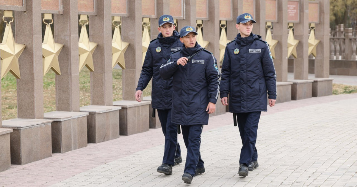 Ұлттық ұлан сарбазы өлең жазады