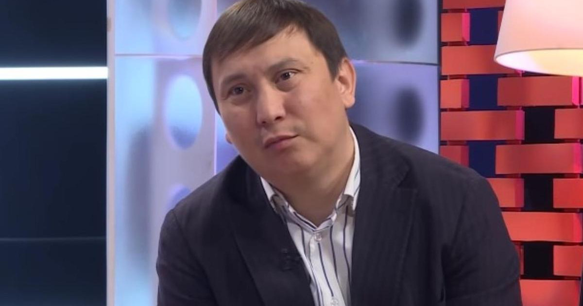 «Қазақ елінен басымды иіп кешірім сұраймын...»: Қайрат Әділгерей күй атасы Құрманғазының кесенесіне барды (видео)