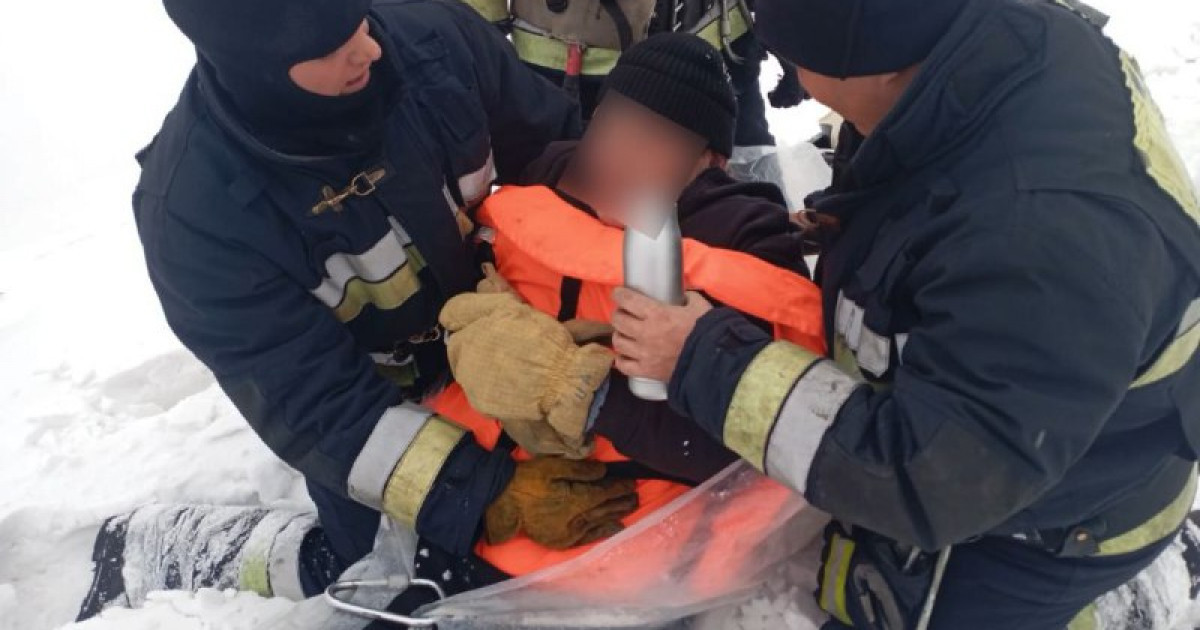 Риддерде өзендегі мұз опырылып, балықшы суға батып кете жаздады