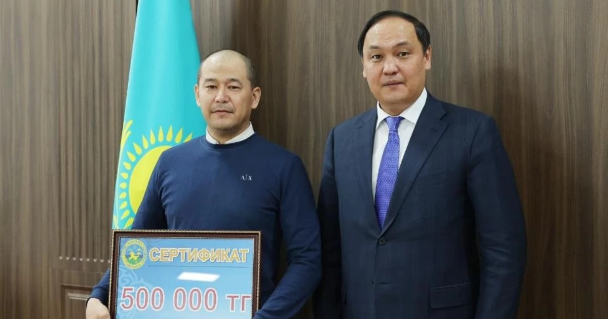 Таразда 13 жастағы қызды қаскөйлерден қорғаған азамат марапатталды