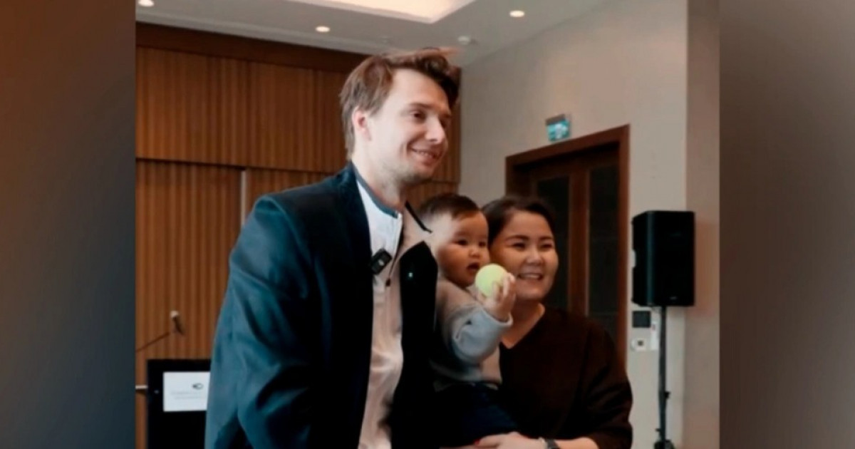 Теннисші Александр Бублик қазақ дәстүріне құрмет көрсетіп, бүлдіршіннің тұсауын кесті