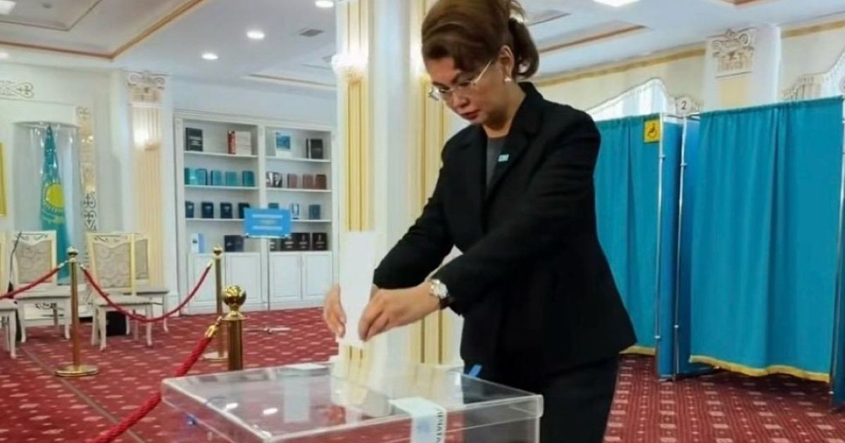 Аида Балаева жаңа Конституция бойынша өтіп жатқан референдумда дауыс берді