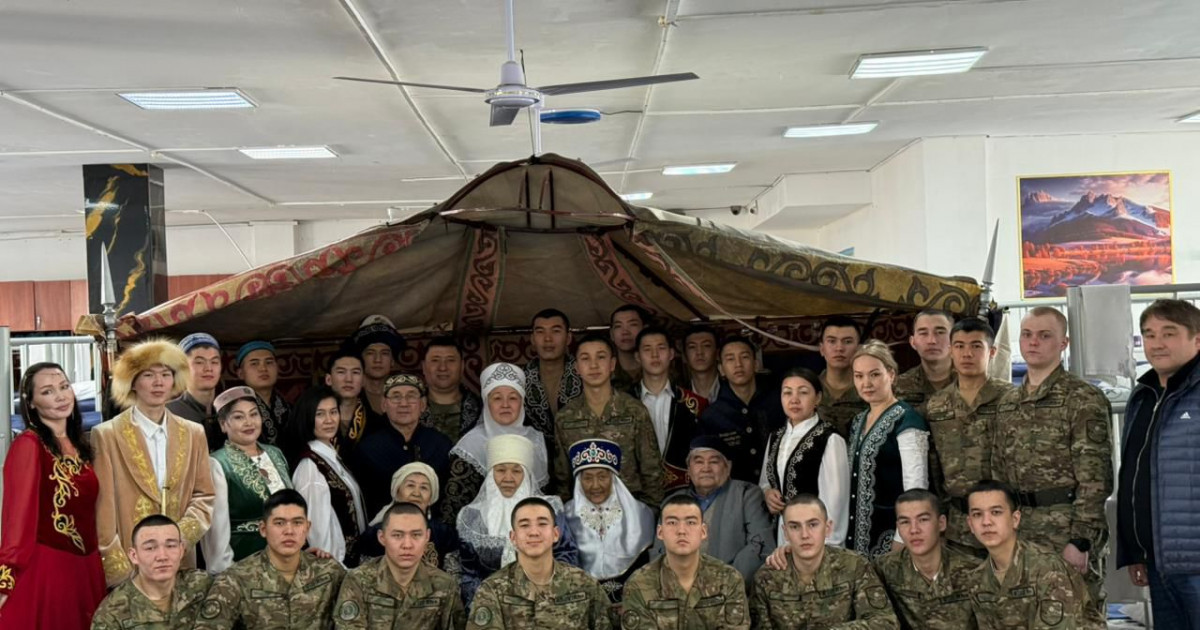 Ақсақалдар мен ақ жаулықты аналар  ұландықтармен көрісті