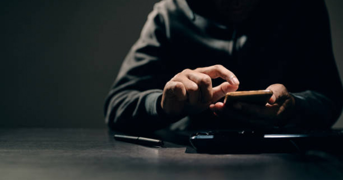 Ақтөбеде дүкеннің есігін балғамен бұзып, 15 миллион теңгенің телефонын ұрлаған күдікті ұсталды