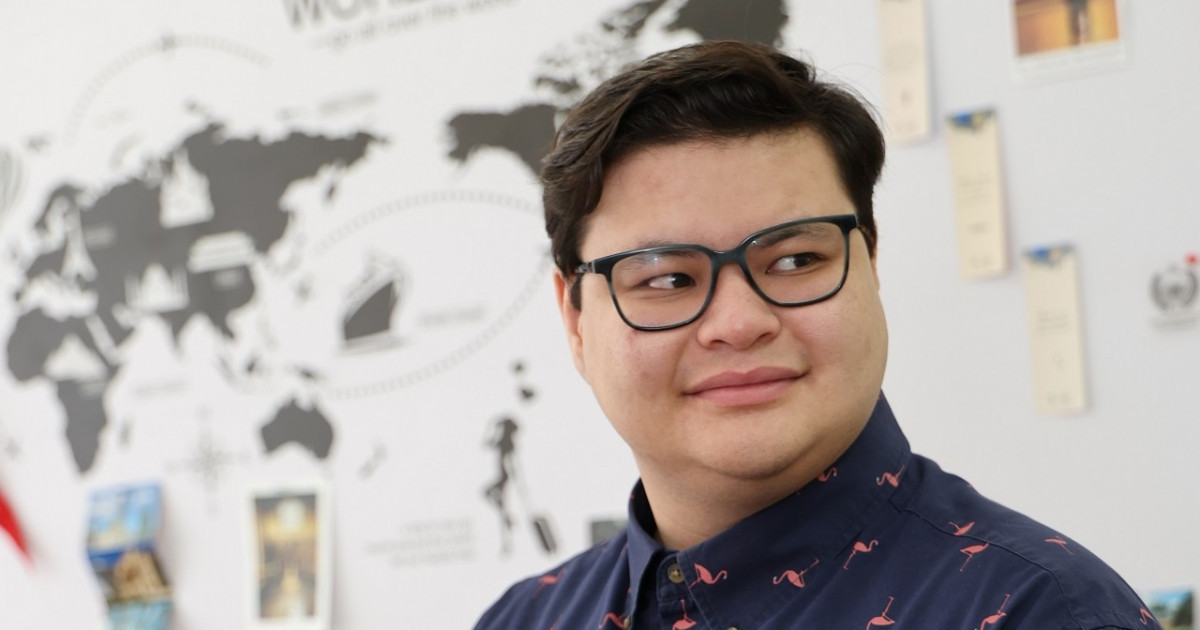 Америкалық отбасы асырап алған қазақ жігіті Қостанайда балаларға ағылшын тілін үйретіп жүр