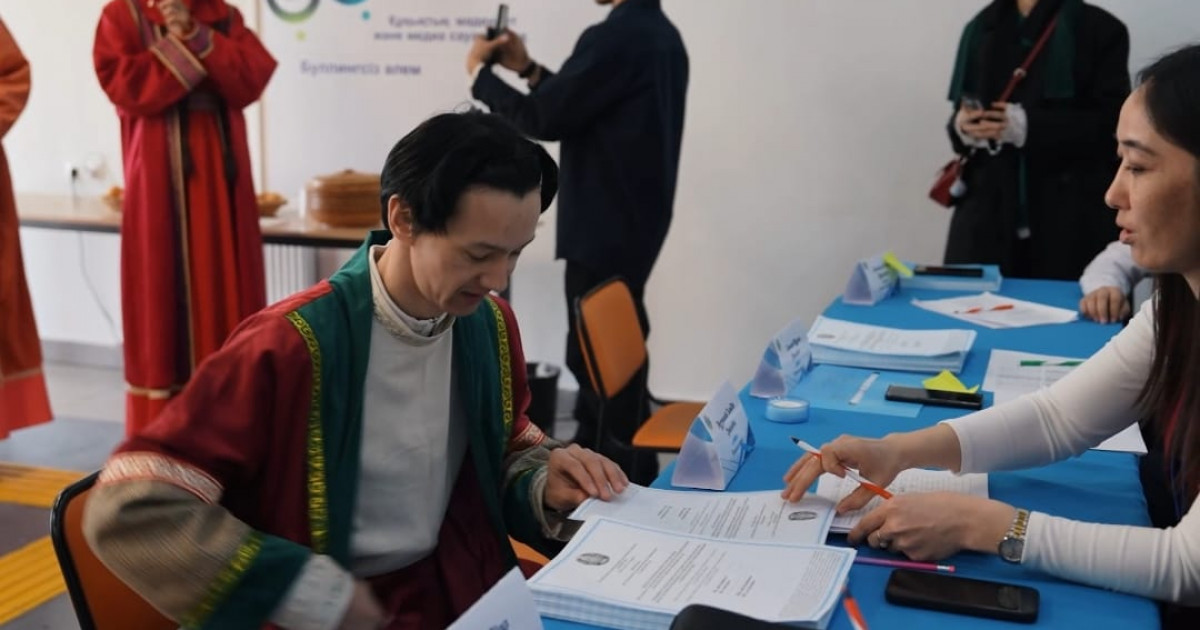 Атырауда «Жастар театры» референдумды шағын мерекеге айналдырды