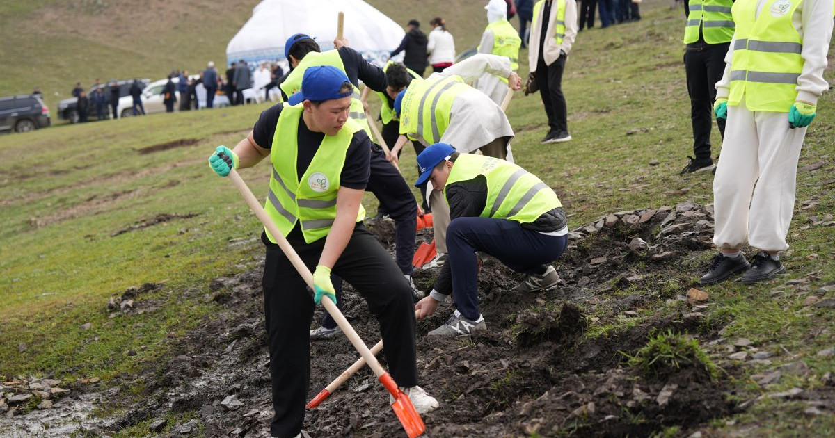 «Болашақтың қайнары» қозғалысының еріктілері халықты «Мөлдір бұлақ» экологиялық акциясын қолдауға шақырды