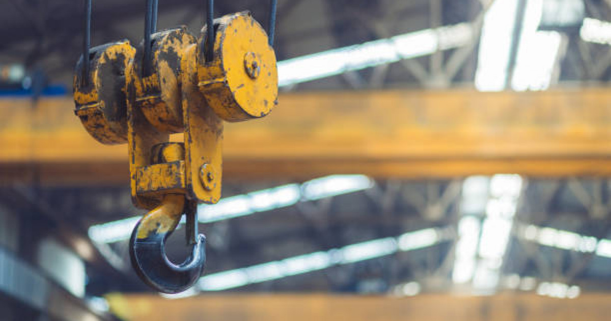 «Краннан сырғып кеткен»: Петропавлда жұмысшыға 800 келі металл құлап, ауыр жарақат алды