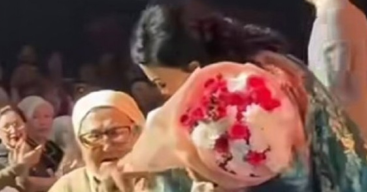 Мақпал Жүнісова 85 жастағы көрерменіне сақинасын тақты (видео)