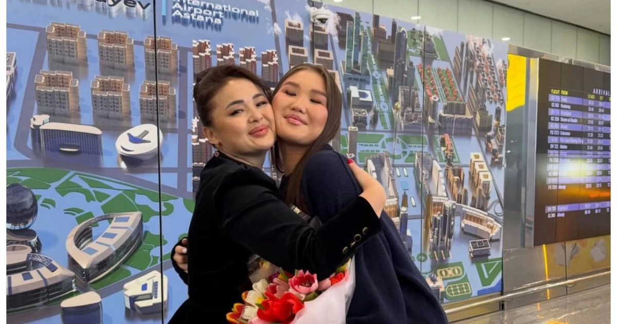 Мөлдір Мұқанова мен Тұрсынбек Қабатов Дубайдан аман-есен оралған қызын әуежайда күтіп алды
