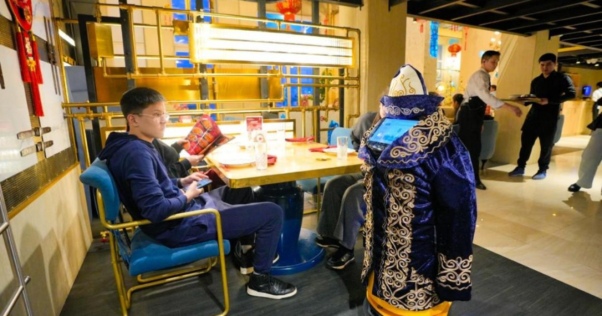 Наурызнама: Астанада  мейрамханада қонақтарды шапан киген робот қарсы алды