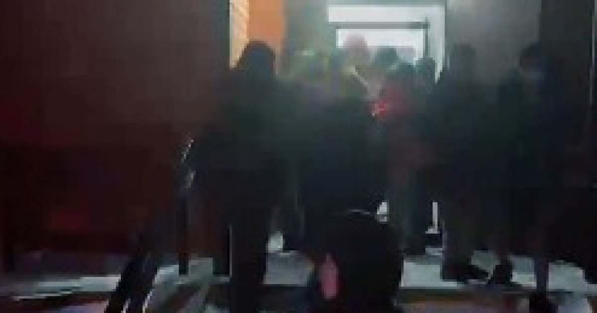 Өрт сөндірушілер екі баланы өлімнен құтқарып қалды