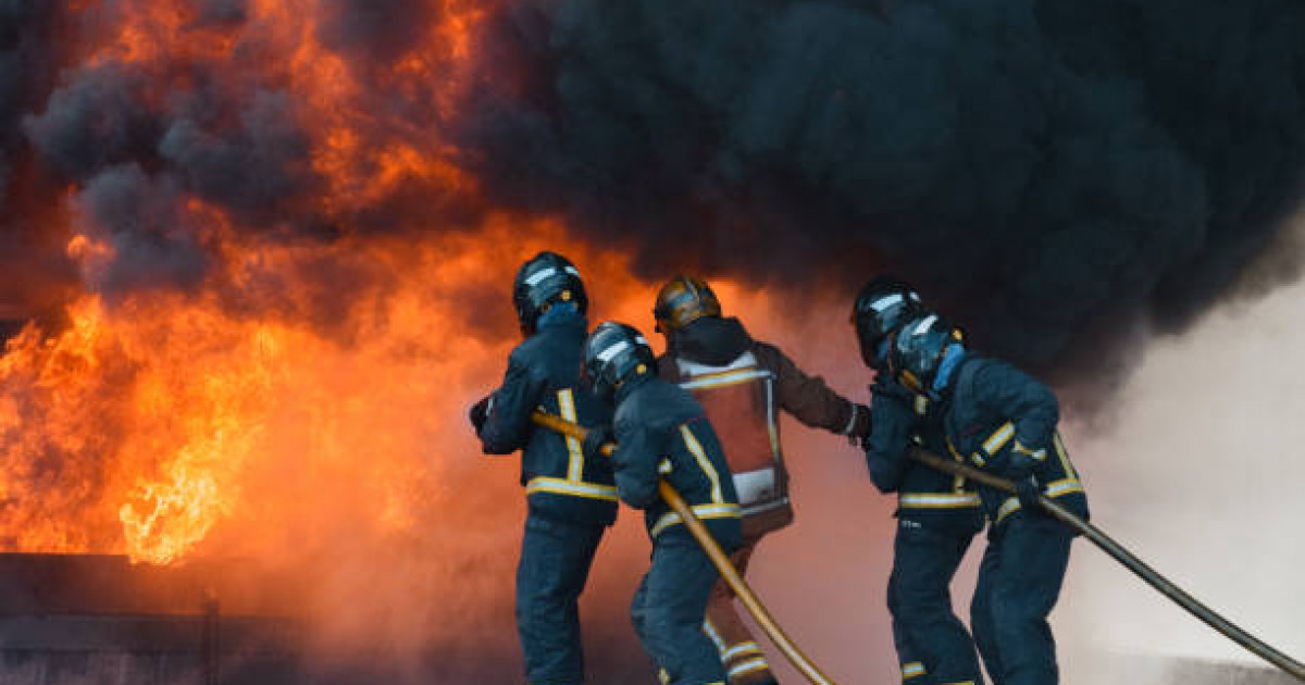 Семейде үлкен ойын-сауық орталығы өртке оранды