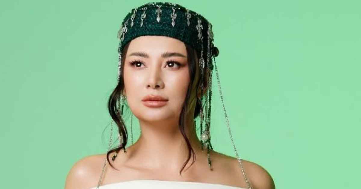 «Ұлттық киімнің құнын кетірді...»: Мадина Сәдуақасова сынға қалды