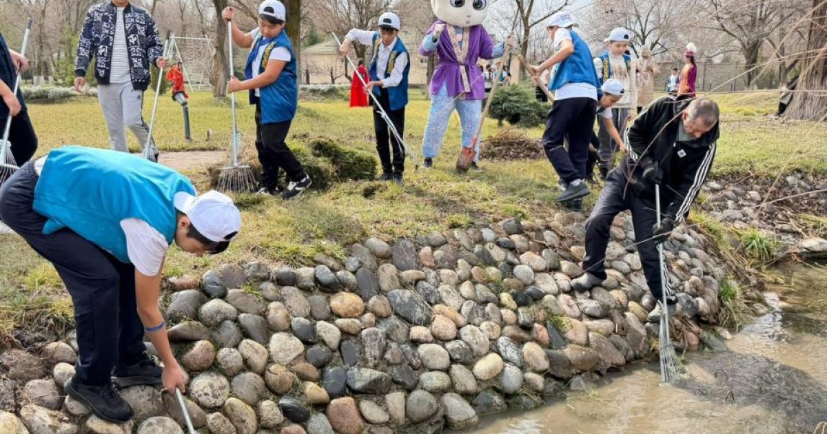 «Мөлдір бұлақ»: жастар өзен-көлді қоқыстан тазалап жатыр