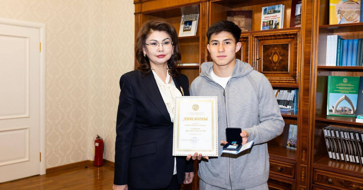Аида Балаева Дастан Сәтпаевқа «Дарын» сыйлығын табыстады