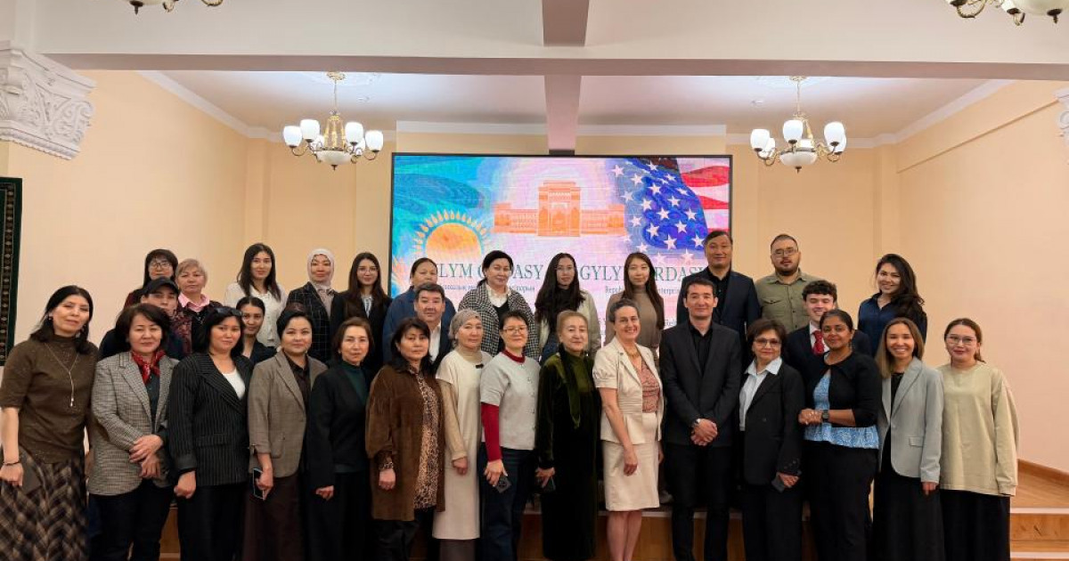 АҚШ Бас консулдығы «Ғылым ордасы» қорына бірегей ғылыми кітаптар топтамасын табыстады