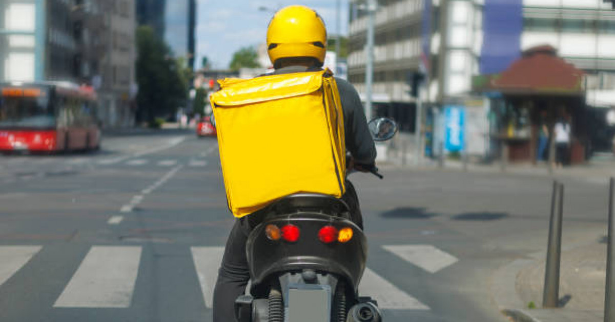 Алматыда курьер балалар арбасына дәрет сындырған