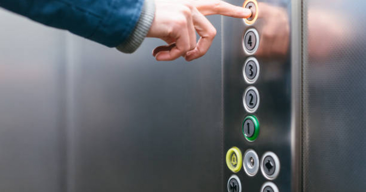 Алматыда лифт ішінде қызға шабуыл жасаған ер адам ұсталды