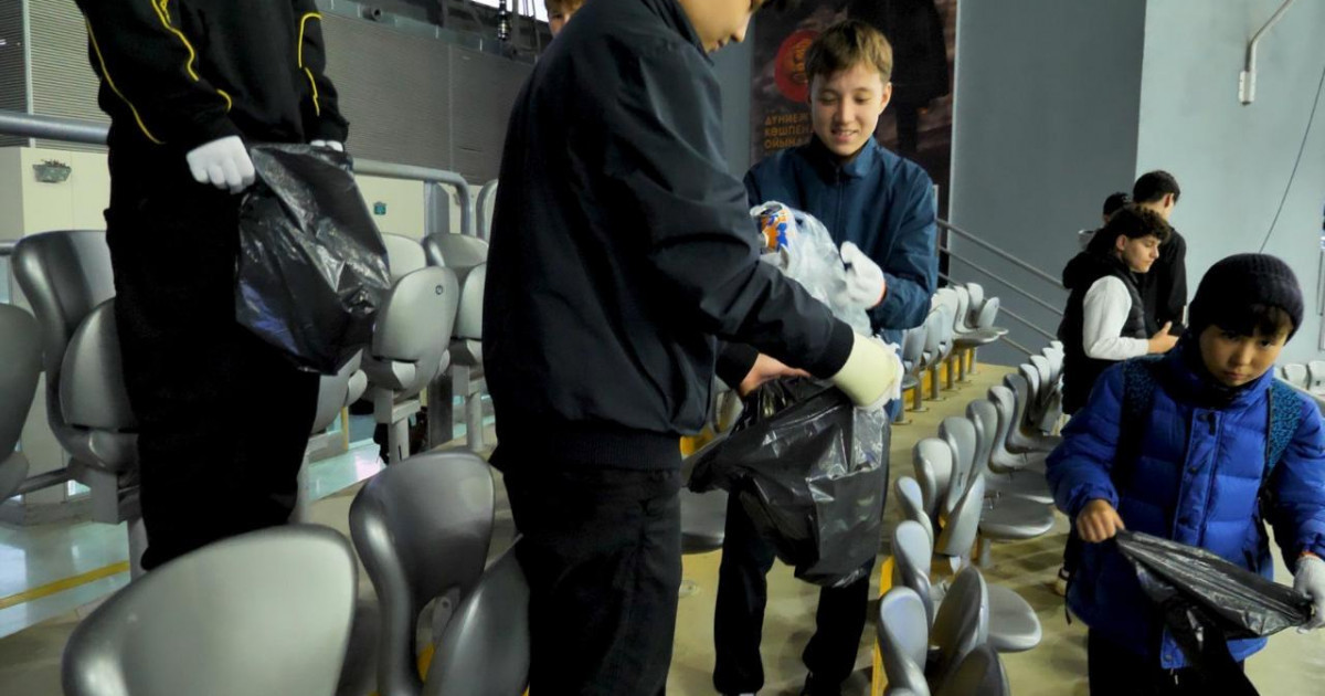 «Астана Аренада» ерекше көрініс: жанкүйер балалар матчтан кейін тазалыққа кірісті