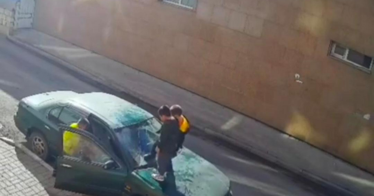 Астанада балалар аулада тұрған көліктің үстіне мініп, алдыңғы әйнегін сындырған