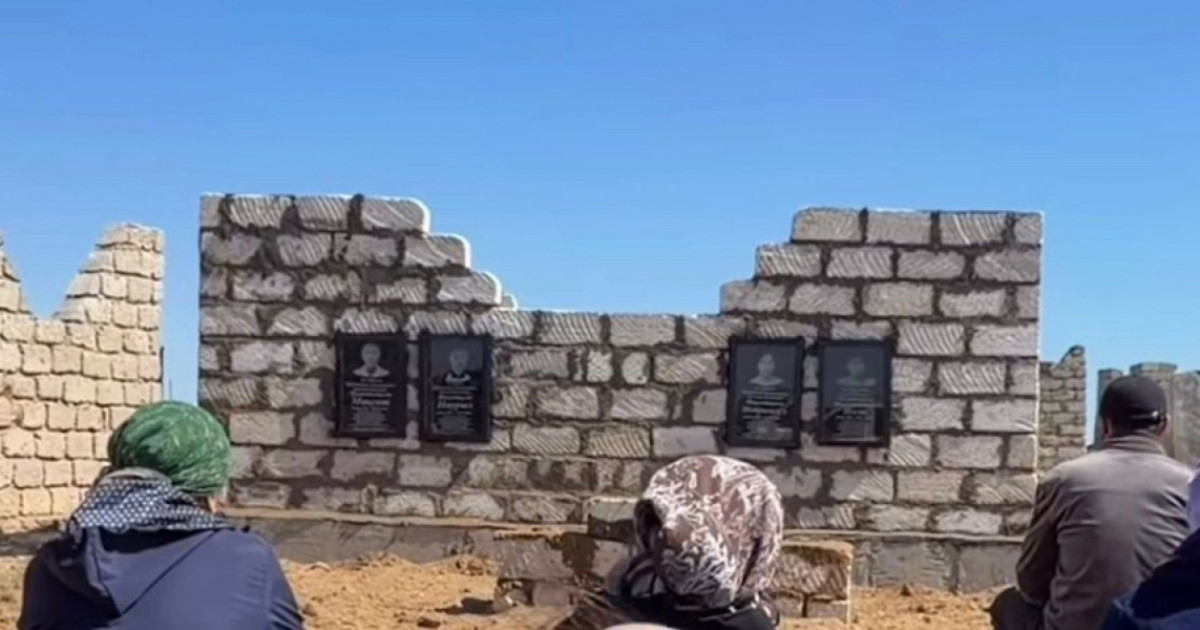 Атыраудағы қайғылы оқиға: ауыл тұрғындары марқұм болған отбасының бейітін тұрғызды