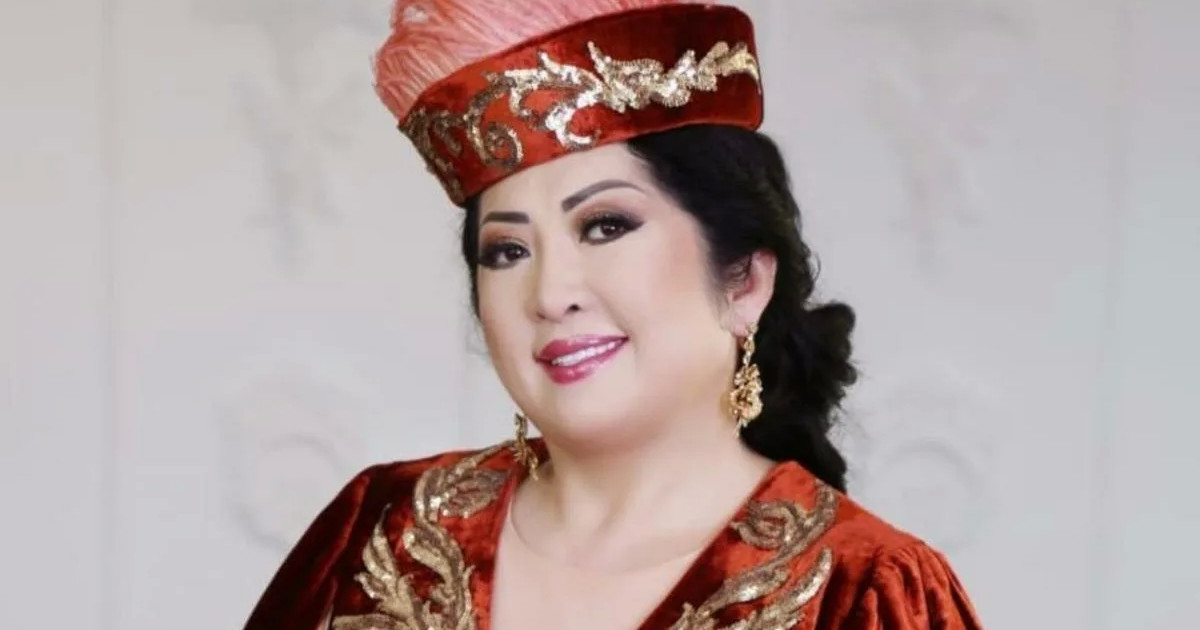 Мақпал Жүнісова күзетшісіне ерекше сый жасады (видео)