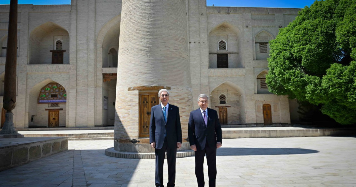 Қасым-Жомарт Тоқаев пен Шавкат Мирзиёев Бахауддин Нақышбанди мемориалдық кешеніне барды