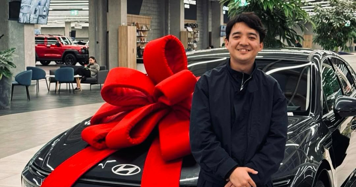 Мейрамбек Беспаев әнші Еркеш Хасенге су жаңа көлік сыйлады